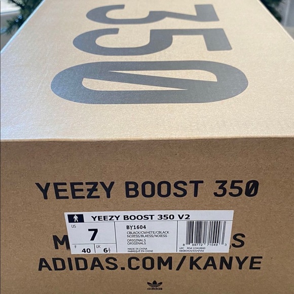 Yeezy Boost 350 V2 - Picture 2 of 8